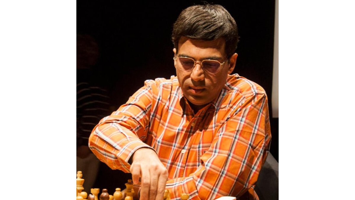 El campeón Anand se dispone a mover una de sus piezas. FERNANDO OTERO PERANDONES