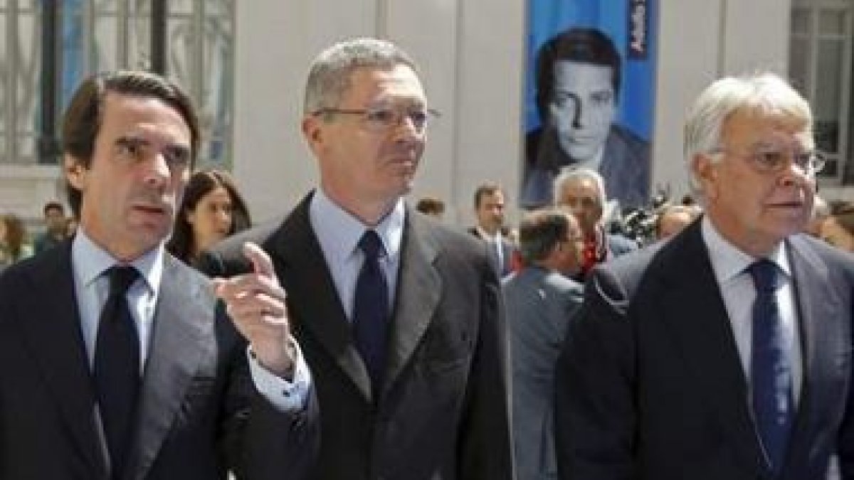 Aznar, Gallardón y González, a su llegada al acto.