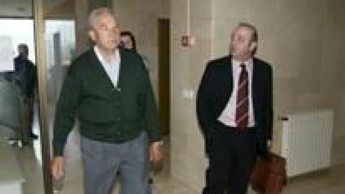 Julio Voces acudió ayer a los juzgados para declarar por la agresión sufrida el pasado mes de abril
