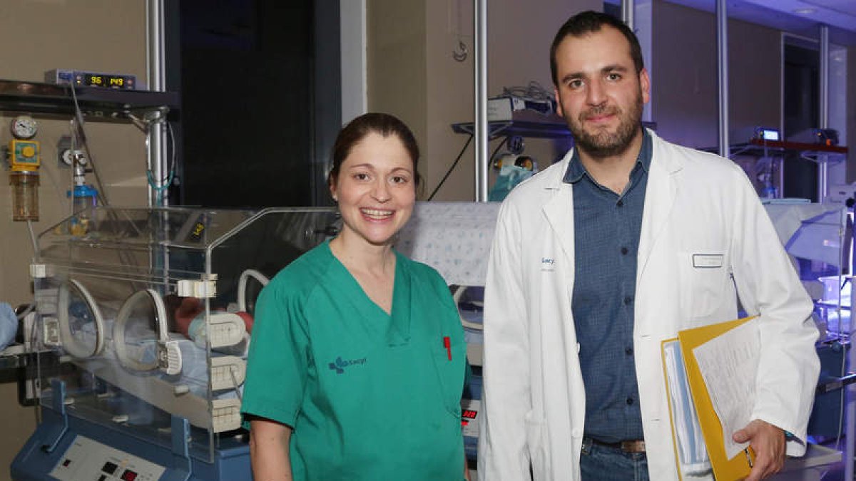 María José Álvarez y Daniel Fernández, en la unidad de prematuros del Hospital de León.