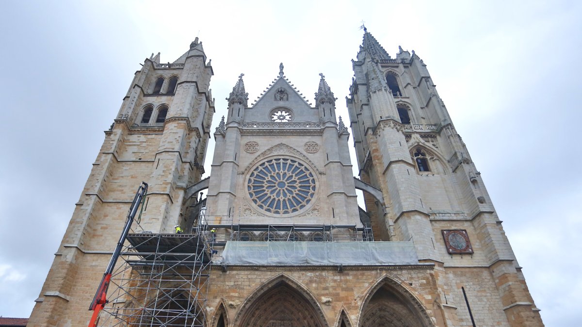 Retirada del andamiaje de la fachada principal de la Catedral de León