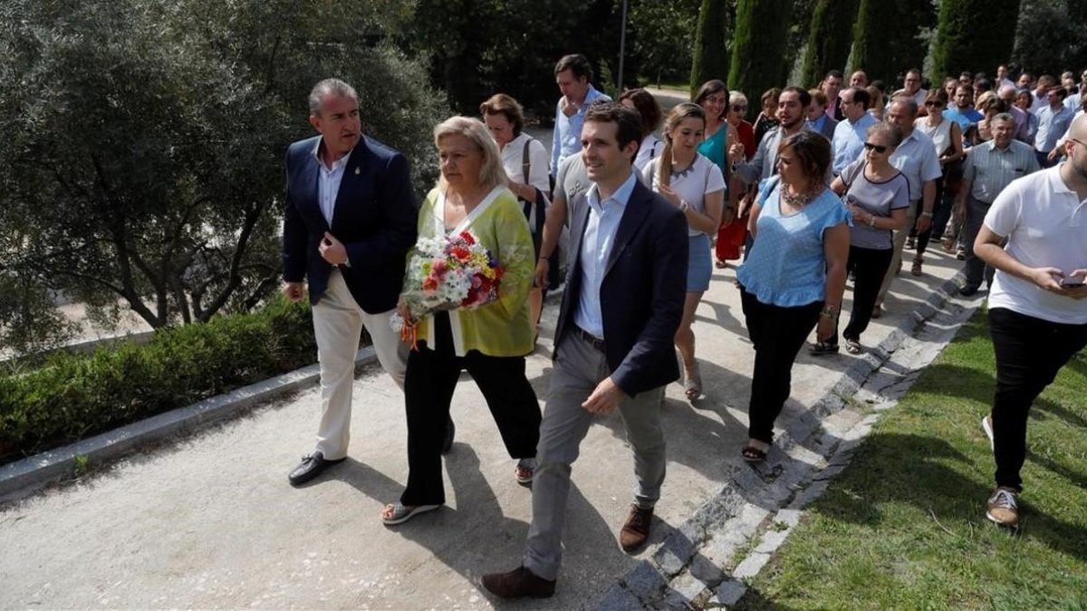 Pablo Casado (a la derecha), junto a la exvicepresidenta de la AVT, Ángeles Pedraza, en el Bosque de los Recuerdos (Madrid). /