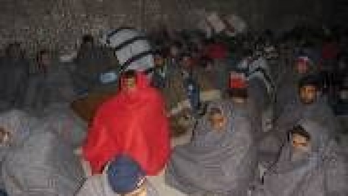 Algunos de los asiáticos que llegaron a la isla del El Hierro a bordo de un pesquero