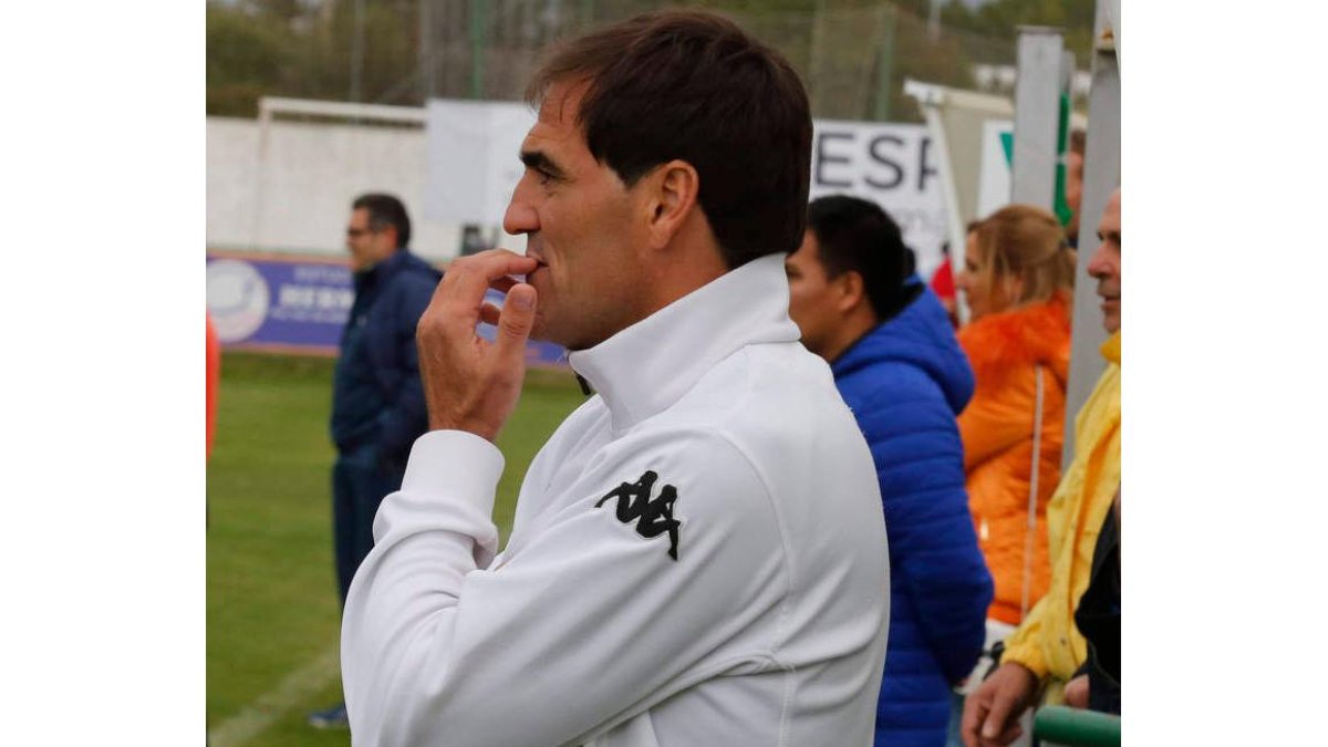 Paulino Martínez, entrenador del Atlético Astorga. MARCIANO PÉREZ