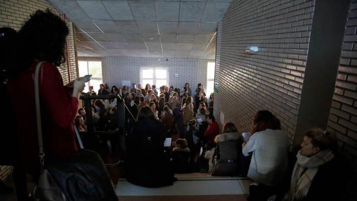 Imagen de opositores esperando a entrar a realizar un examen