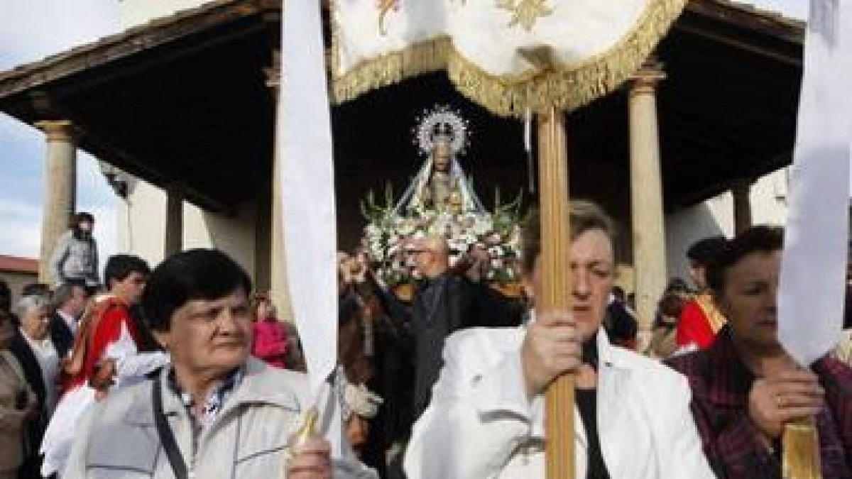Los vecinos de Laguna de Negrillos celebraron la procesión de Nuestra Señora del Arrabal.
