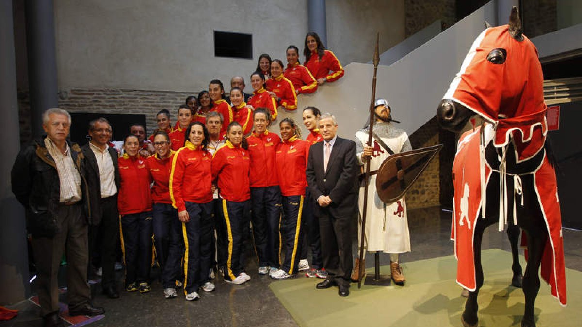 Las jugadoras de la selección, en el Palacio del Conde Luna, durante la recepción que les brindó el Ayuntamiento.
