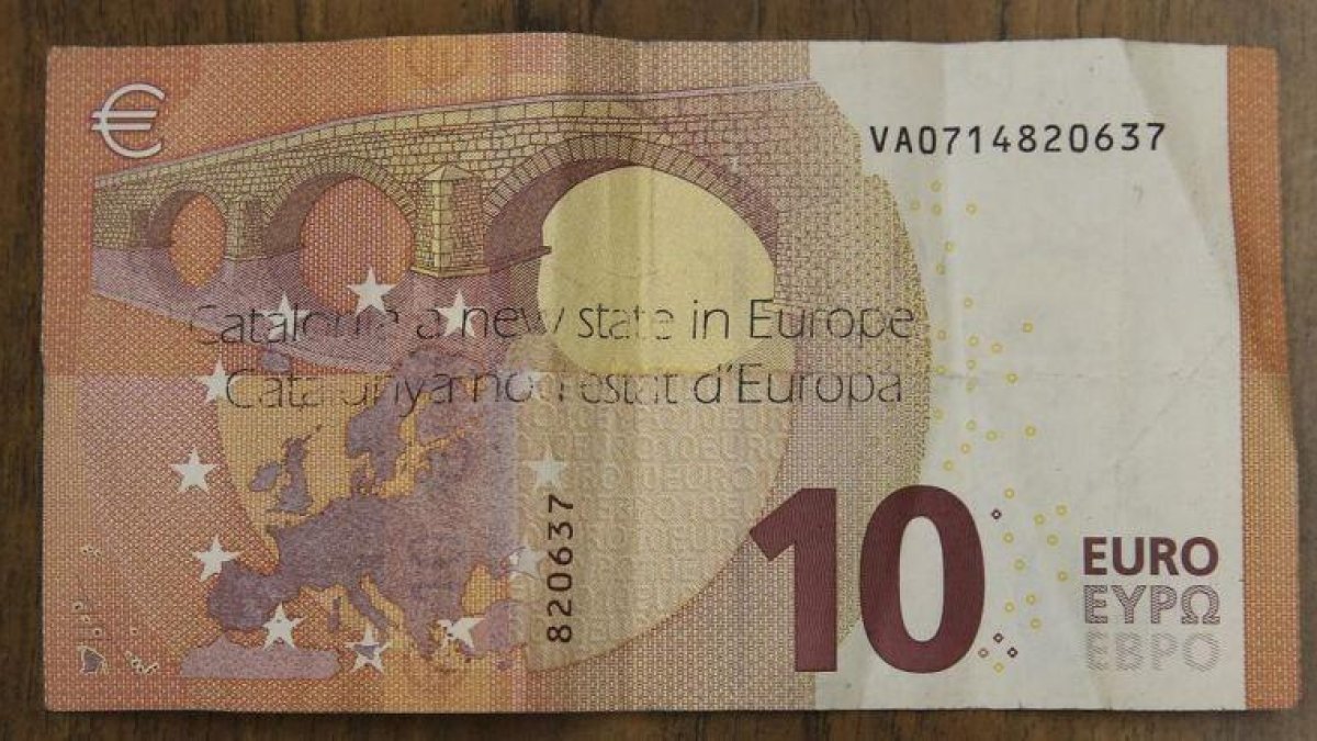 Billete de 10 euros con una impresión que dice Catalunya nou estat dEuropa.