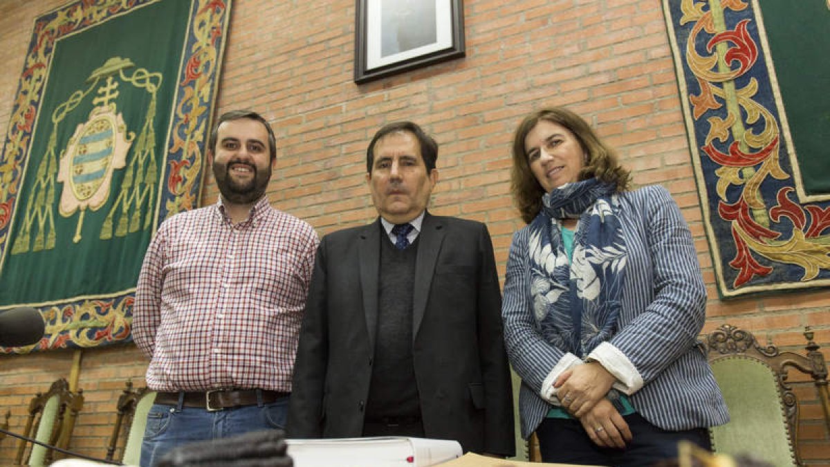 Avelino Álvarez, subdirector de Ictal, Alonso Ruiz, agregado cultural de Perú, y Teresa María López, vicedecana segunda de la Facultad de Veterinaria. FERNANDO OTERO
