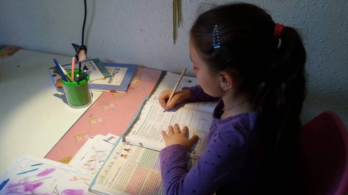 La hija de Susana Telegón realiza los deberes en casa después de una larga jornada en la escuela