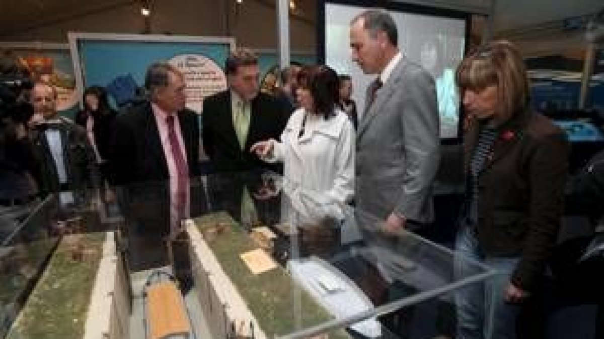 Álvarez, Alejo, Narbona, Gato y Larrauri en la exposición sobre el Duero