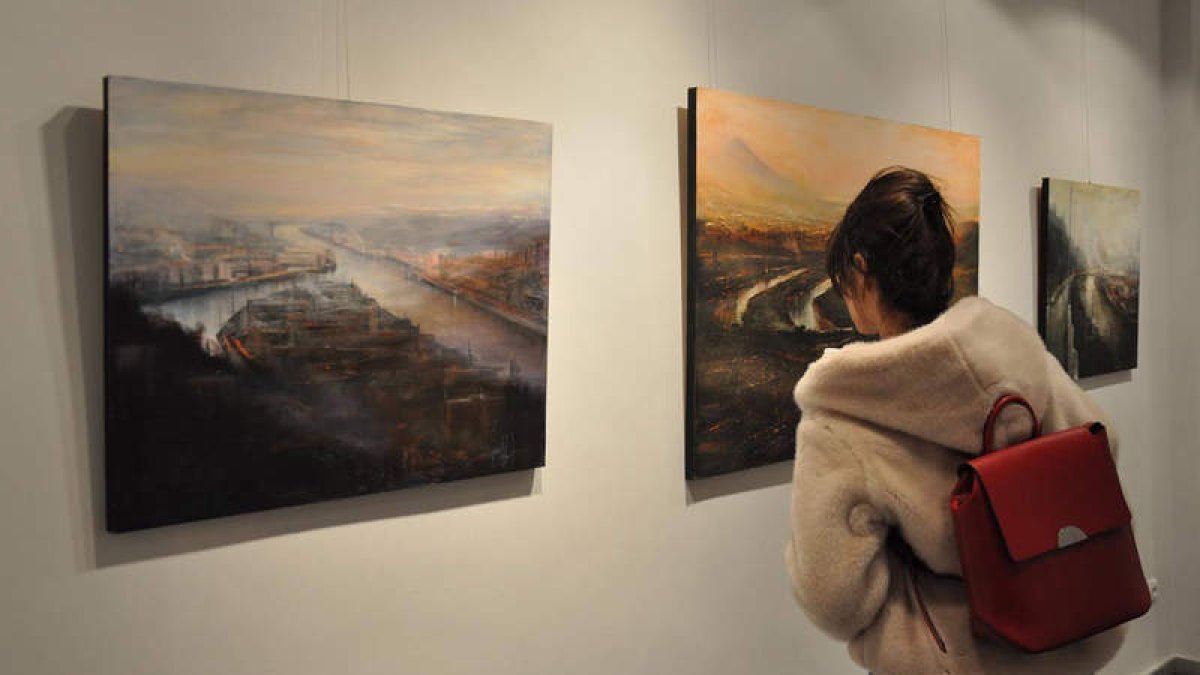 La galería de Ángel Cantero, en la calle Juan Madrazo, acoge estos ‘Pinceles de fuego’. DL