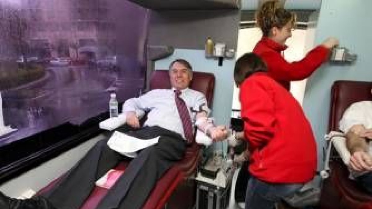 El subdelegado del Gobierno en León, Francisco Álvarez, donando sangre ayer en la unidad móvil