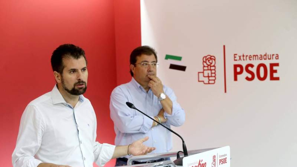 Luis Tudanca y Fernández Varas ayer en Mérida. MIRIAM CHACÓN