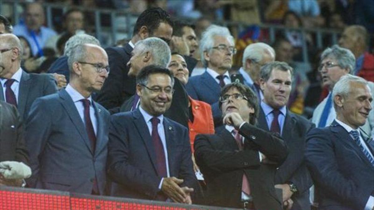 Cardoner, Bartomeu y Puigdemont, en el palco del Camp Nou.