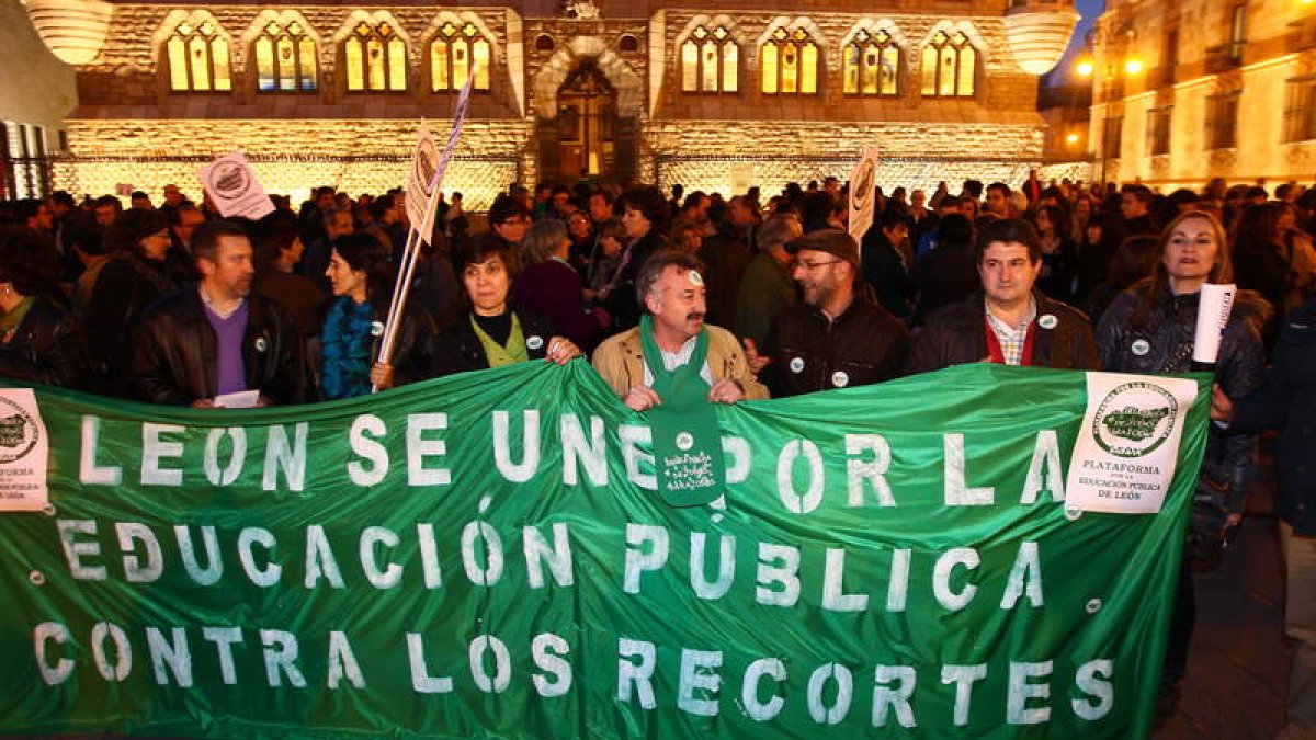 Momento de la concentración, ayer por la tarde, en el centro de la capital leonesa.