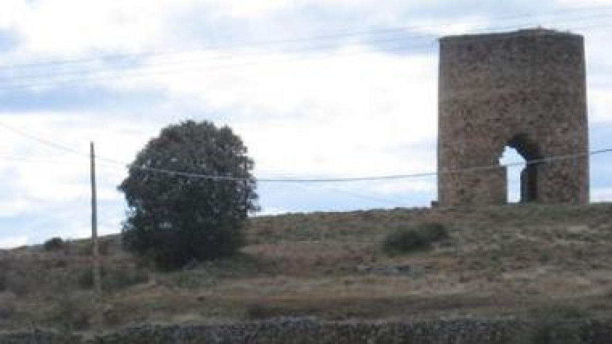 La familia quiere que el viejo torreón vuelva a lucir como molino, su uso originario.