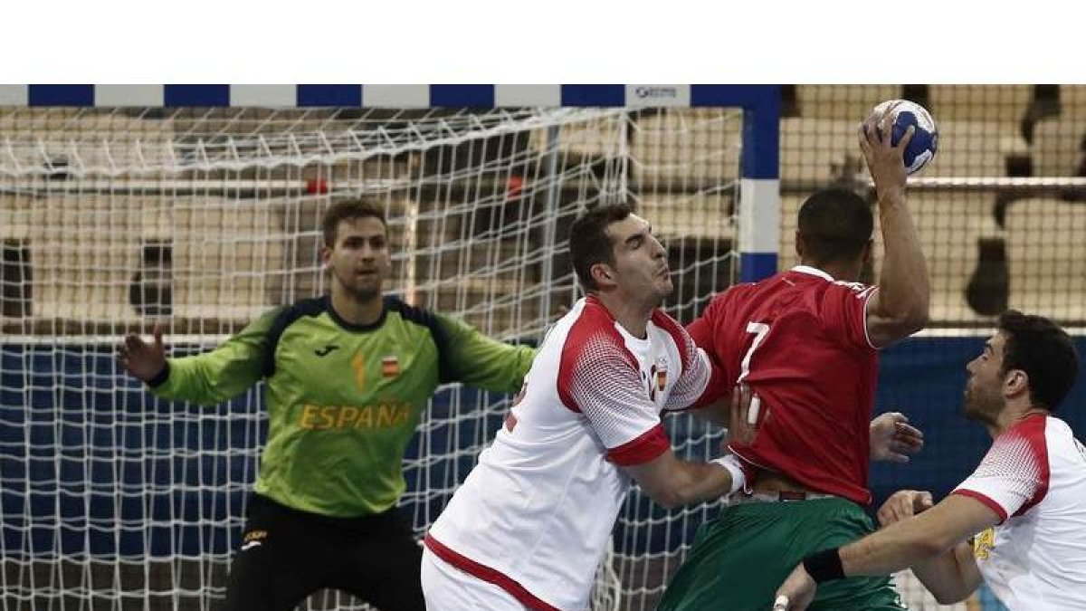 El jugador del Ademar Nacho Biosca defendió la portería de los Hispanos ante Portugal. DAVID AGUILAR