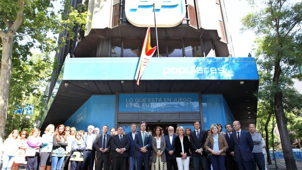 Dirigentes del Partido Popular guardan un minuto de silencio en memoria de la presidenta de la Diputación de León, Isabel Carrasco en la sede del partido en la calle Génova