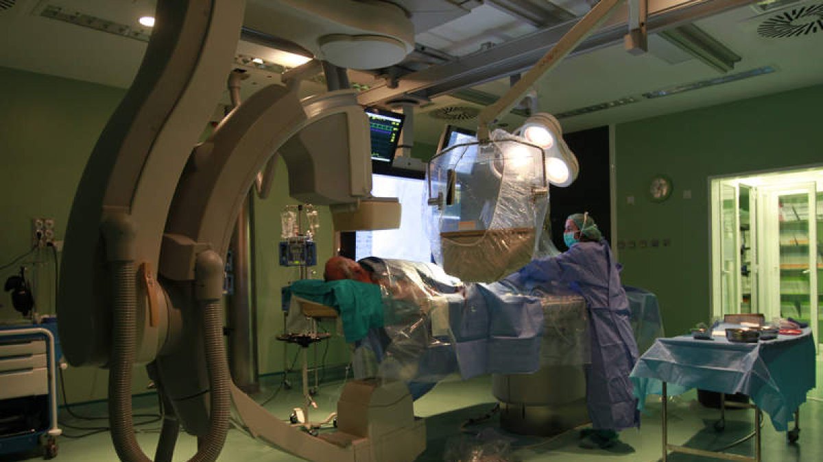 Preparativos de una intervención en el Hospital. JESÚS F. SALVADORES