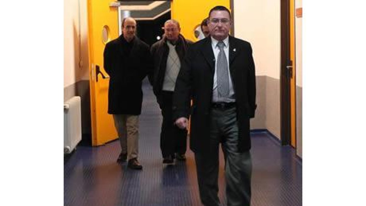 Tamargo, en primer término, tras dialogar con la plantilla.