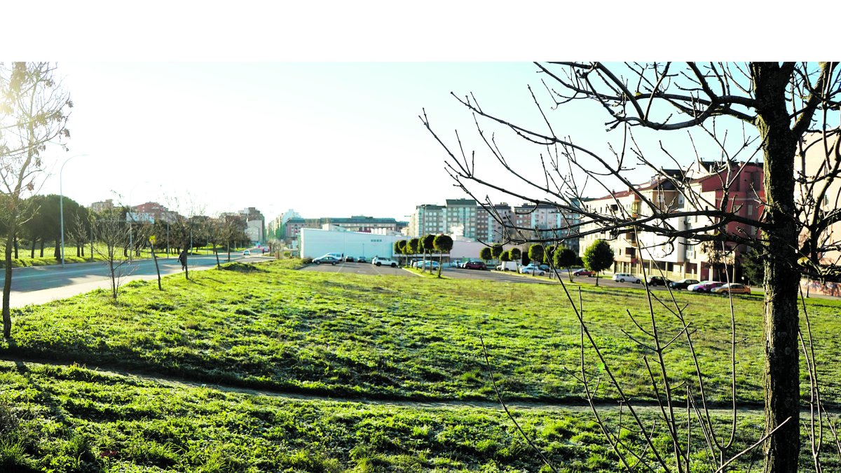 PARCELA VERDE FRENTE AL CENTRO DE DEPORTE DE ERAS Y EL APARCAMIENTO GIMNASIO SUPERA