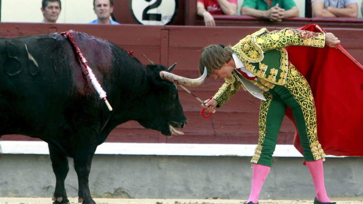 El Cordobés con un adorno en la faena de muleta al primer toro de su lote.