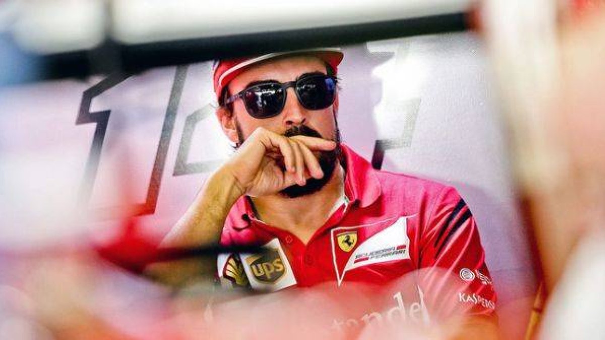 Fernando Alonso, en el box de Ferrari, en Abu Dabi.