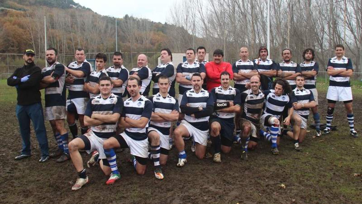 Los jugadores del equipo sénior del Bierzo Rugby posan en el campo de Flores del Sil con los bigotes de «Movember».