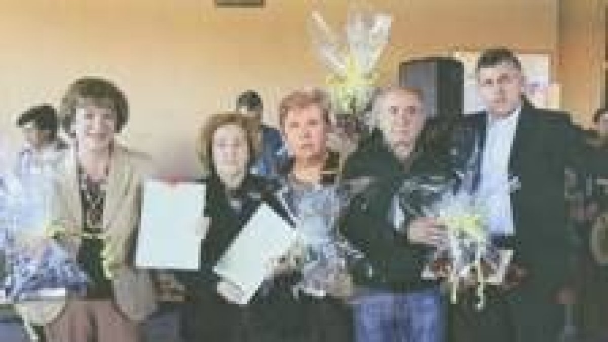 Profesores jubilados de La Granja recibiendo el homenaje