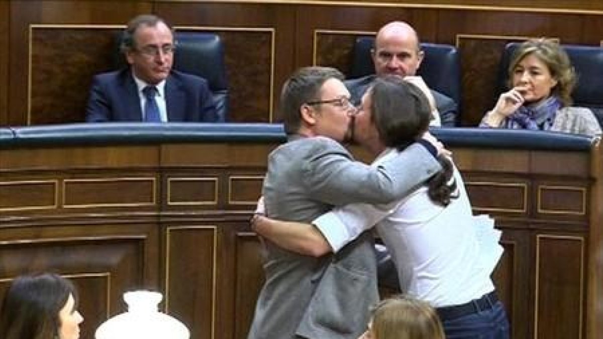 El 'pico' entre Xavier Domènech y Pablo Iglesias, el miércoles.