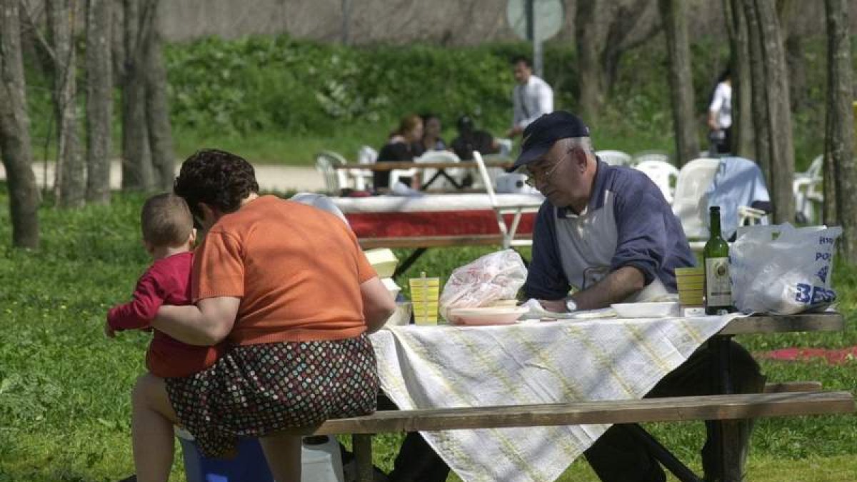 Los mayores son celosos guardianes de que los más pequeños coman de forma sana.