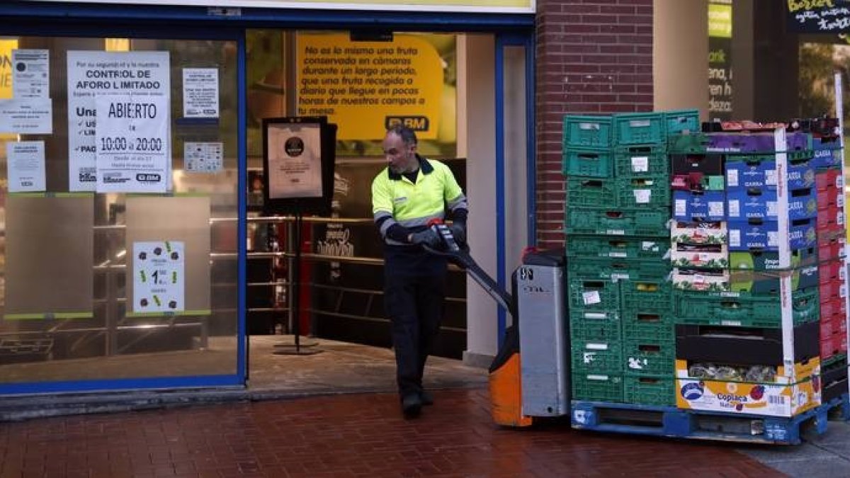 Un transportista introduce producto fresco en un supermercado. LUIS TEJIDO