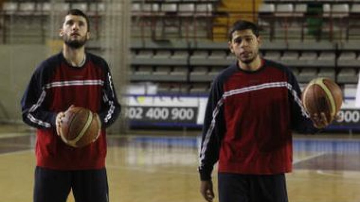 El escolta dominicano Manny Quezada, a la derecha, junto a Jorge Calvo.