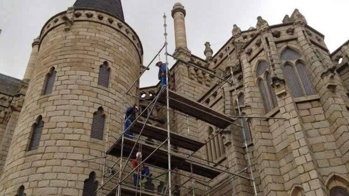 El histórico edificio ya luce los andamios desde los que se arreglarán cubiertas y terrazas.