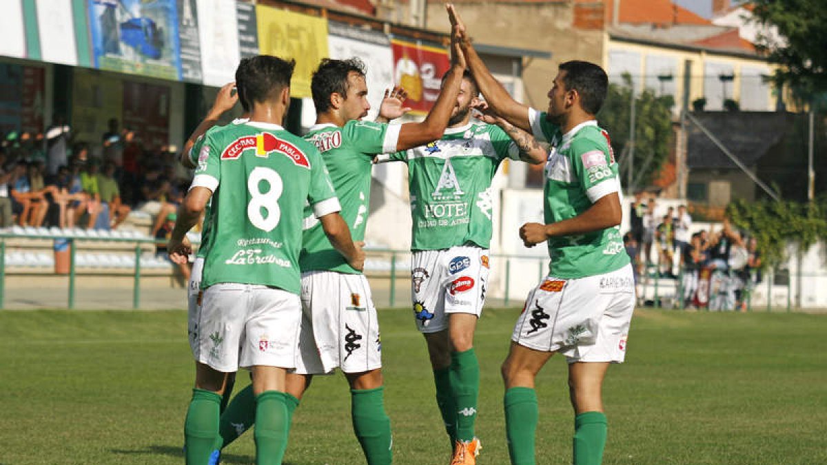 Los jugadores maragatos celebran uno de los goles marcados. F. OTERO PERANDONES