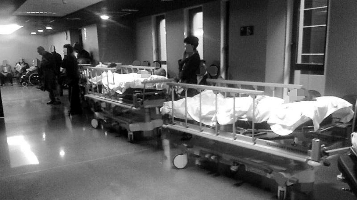 Pasillos saturados con pacientes ingresados, los citados y los procedentes de urgencias.