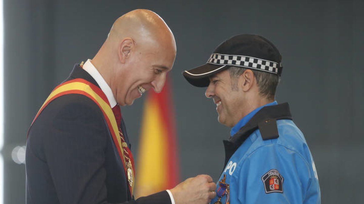El alcalde, José Antonio Diez, coloca una medalla a uno de los agentes condecorados. JESÚS F. SALVADORES