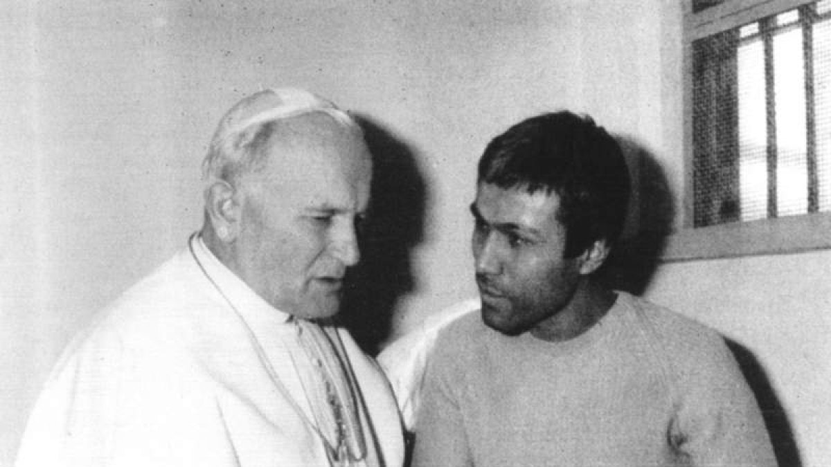 Wojtyla visitó en la cárcel a Ali Agca dos años después del intento de magnicidio. EFE