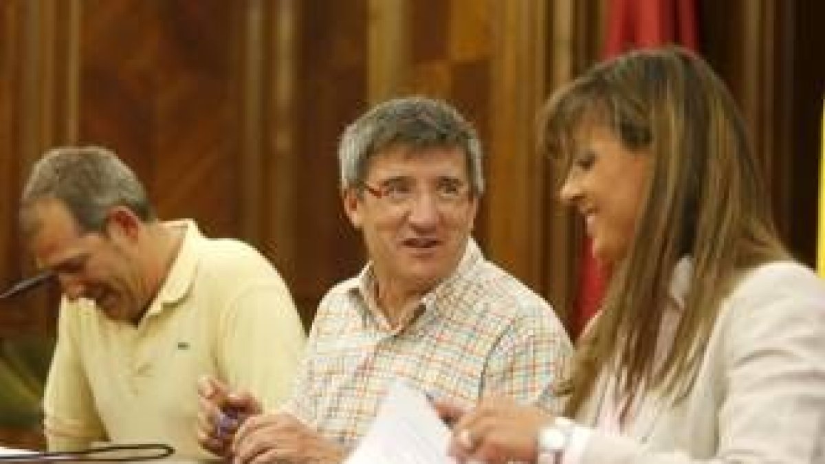 Vicente Canuria, Francisco Fernández y Gema Cabezas, ayer, en la firma del convenio