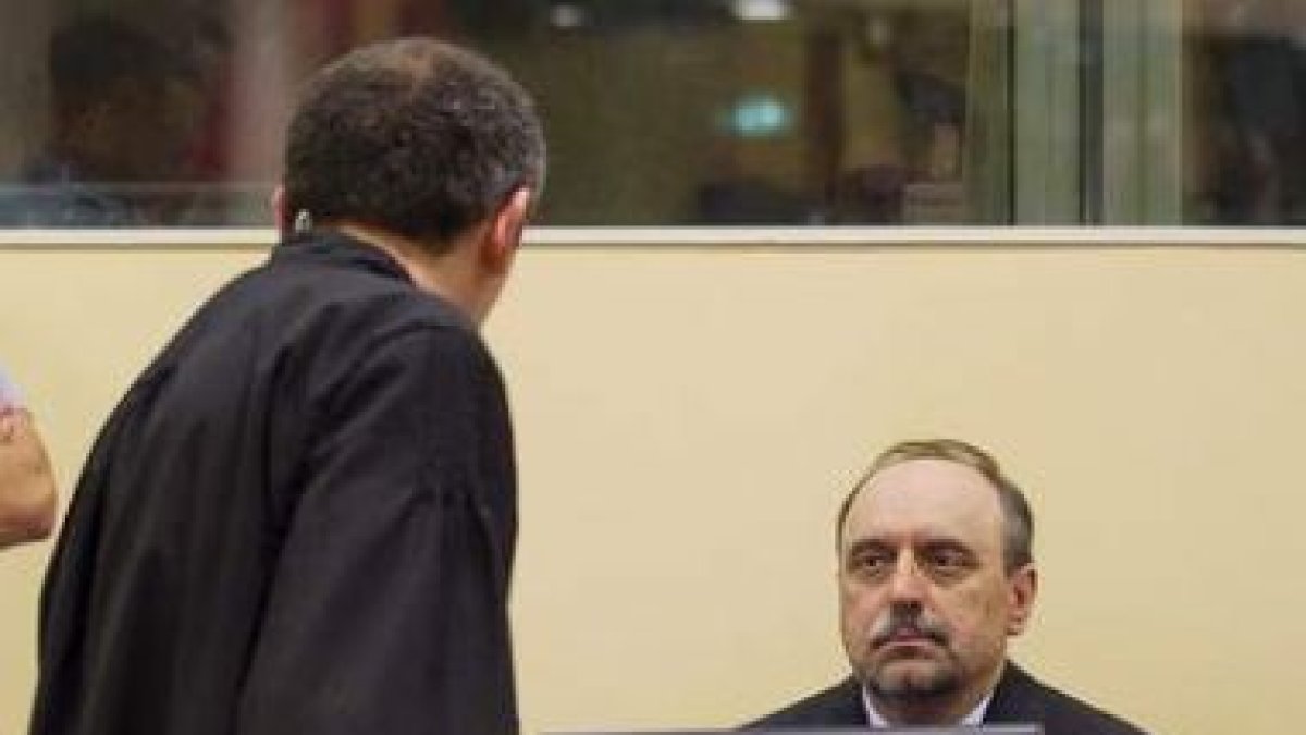 El exgeneral serbio Hadzic en su primera comparecencia.