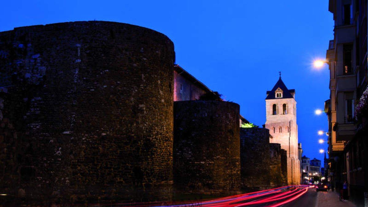 Las murallas romanas con la torre de San Isidoro al fondo.