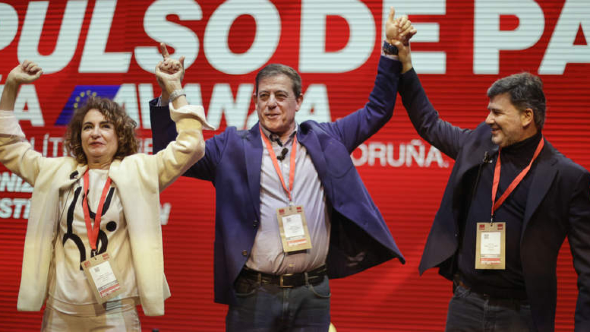 La vicepresidenta primera, María Jesús Montero, y el eurodiputado José Ramón González, en la convención del PSOE. CABALAR