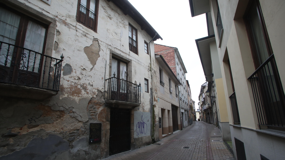 Los hechos se produjeron en la calle Paraisín de Ponferrada y la víctima falleció al día siguiente en el hospital. L. DE LA MATA