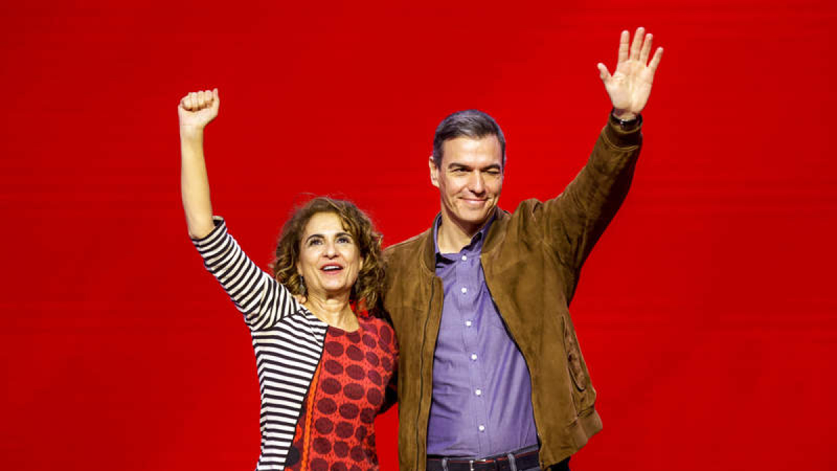 Sánchez junto a Montero en la clausura de la convención. CABALAR