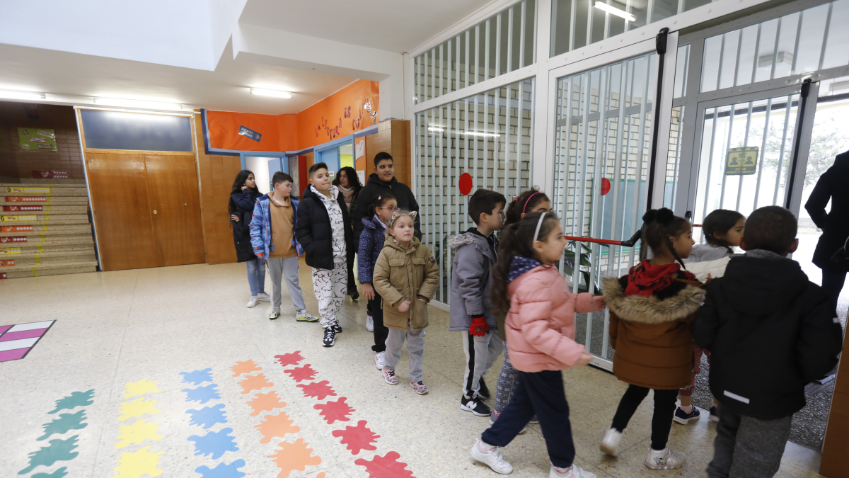 Preparativos en el colegio Gumersindo Azcárate de León ante la visita de los reyes. RAMIRO