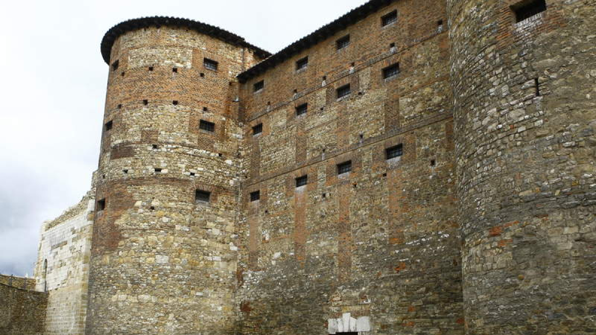 Imagen del patio posterior del archivo provincial, que fue remodelado en el año 2010 y que oculta el lienzo de la muralla. RAMIRO