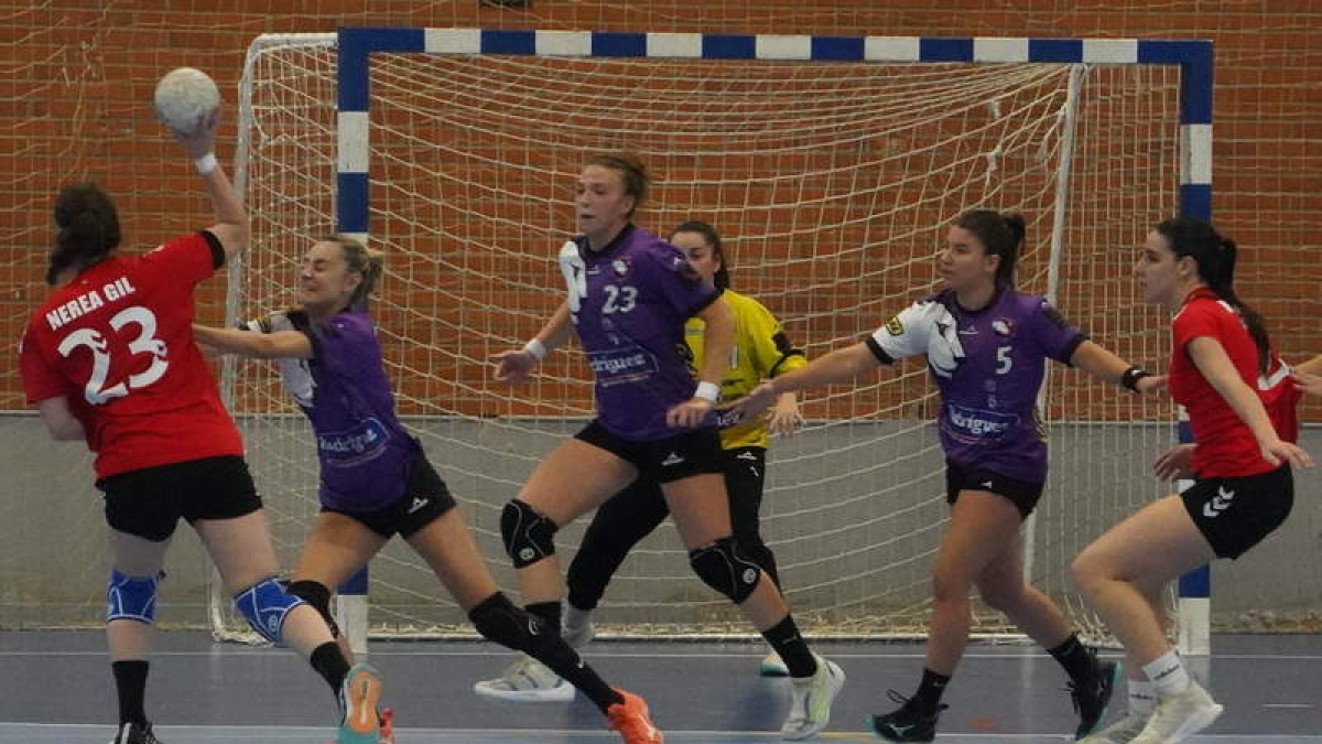 El Rodríguez Cleba dio la cara ante el líder, pero suma una nueva derrota en Liga. J. NOTARIO