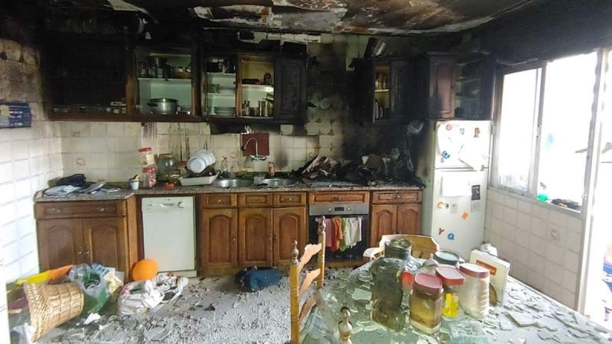 Imagen de los Bomberos de cómo quedó la cocina afectada. DL