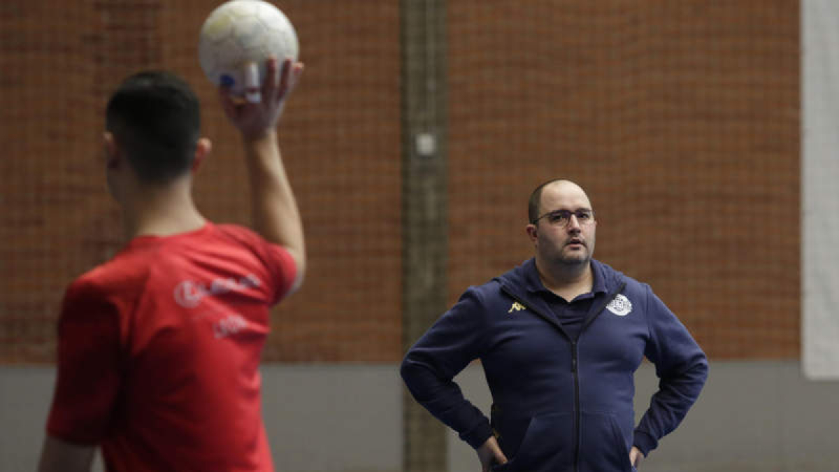 Dani Gordo vuelve a dirigir los entrenamientos del Ademar tras su paso por Turquía. FERNANDO OTERO